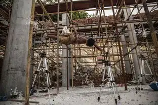 搬砖男工直播工地健身秀爆红网络月入三万