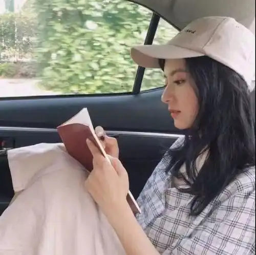 女生头像我的脑袋是个小小星球,每天只有你开着月亮列车巡游
