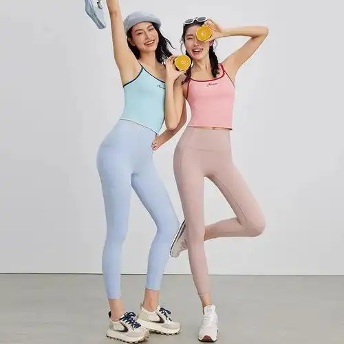 运动女生的夏日清爽秘籍高弹瑜伽裤配美背内衣,再搭一副显脸小墨镜,暴汗也能保持体面
