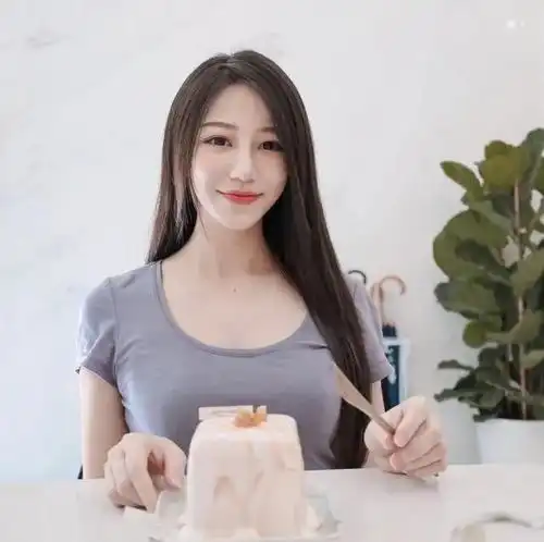 牛奶肌肤白皙女神,热爱美食品鉴达人,大大眼睛依然清纯