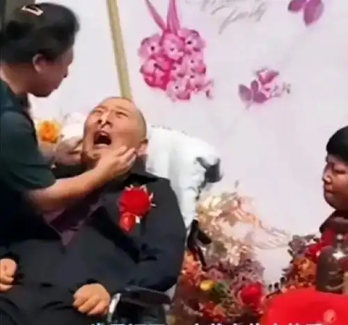 女子没要彩礼就嫁入夫家,看到新郎父拔掉输氧管时,感动还是悲伤