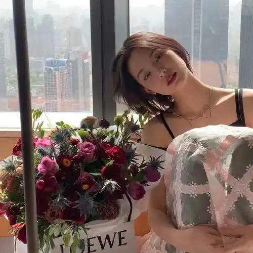 高颜值浪漫女生头像