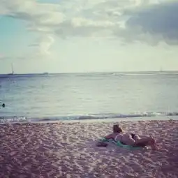 除了椰林海浪三亚最吸引人的竟是沙滩上的外籍美女