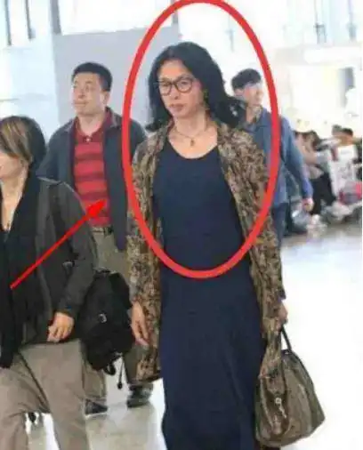 嫁给金星时她风华正茂,离婚时金星已是女儿身,今两人成闺蜜