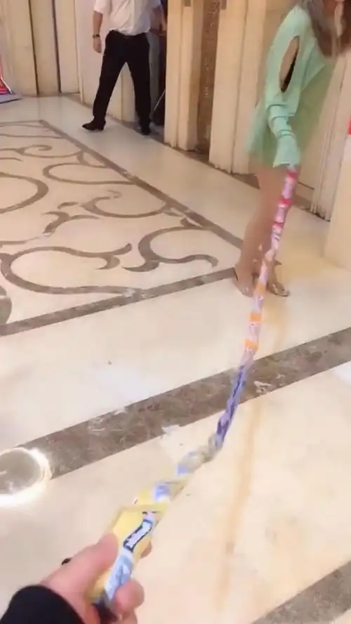 女生之间关系好不好,就看她闺蜜送的棒棒糖多不多你俩肯定是发小无疑了