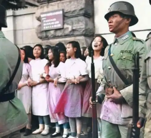 一组民国时期女大学生学习生活的彩色老照片,图六她们在宿舍看书