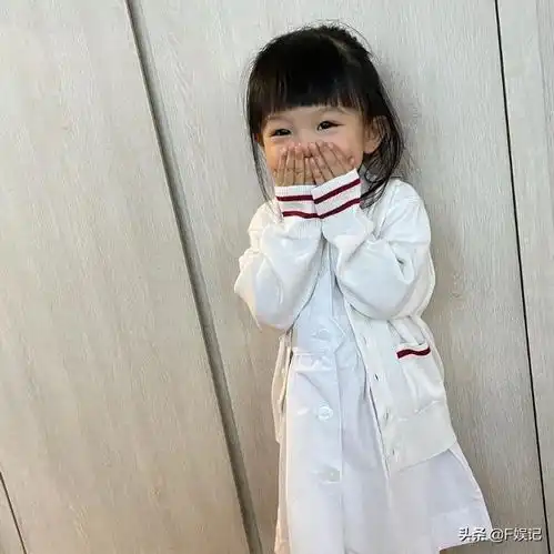 tvb视帝和女儿牵手开心荡秋千女儿即将入读学费7万的幼儿园