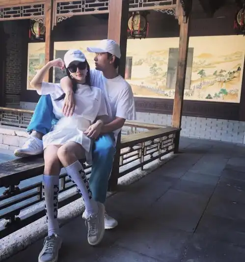 李小璐和贾乃亮去海边游玩,这是复合的前奏,看来俩人已经复合