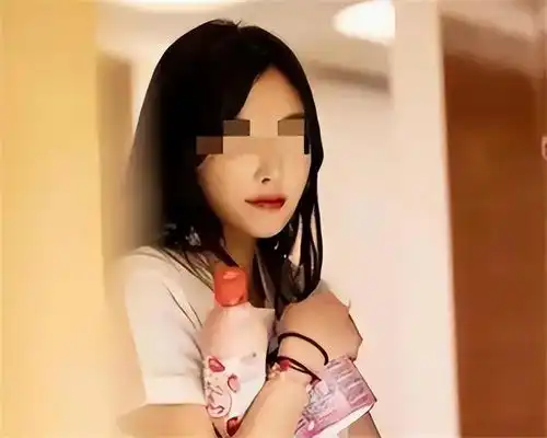 回顾妻子酒店捉奸丈夫,发现厕所45岁大妈,妻子笑道换口味了