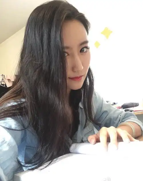 清华美女学霸研究生晒照颜值爆表偏靠才华