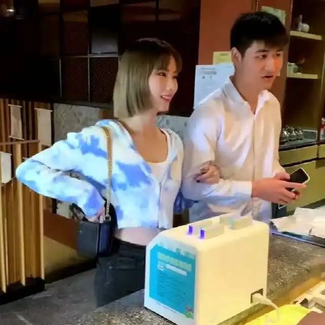 美女跟男友去吃饭,担心他嫌贵就偷偷把钱给服务员,真是太贴心了