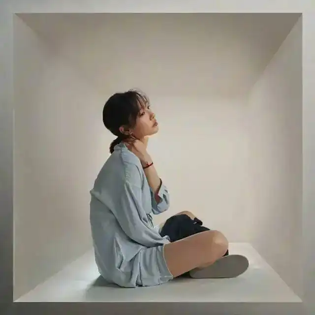南京大学女生穿露脐装举牌招生标语被骂你想不想让我成为你的青春