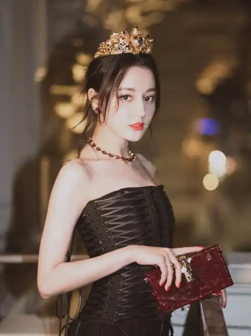 迪丽热巴头戴皇冠太惊艳了,美丽容颜很迷人,网友被圈粉