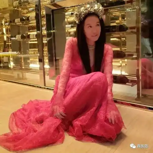 72岁verawang身材穿衣像少女,发朋友圈p图引争议,冻龄秘诀你想不到