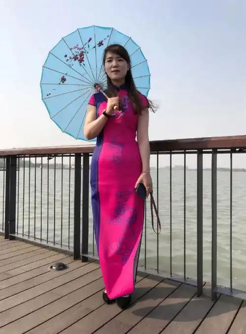 54岁的冻龄妈妈火了颜值身材犹如女儿闺蜜,身份更令人佩服...