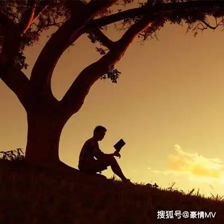 一个人独坐沉思的伤感图片孤独一个人背影图片素材
