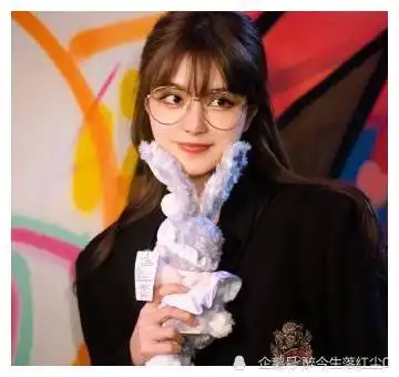 周扬青豪气奢侈品当摆件,连王思聪也管她叫姐,小猪后悔了吗