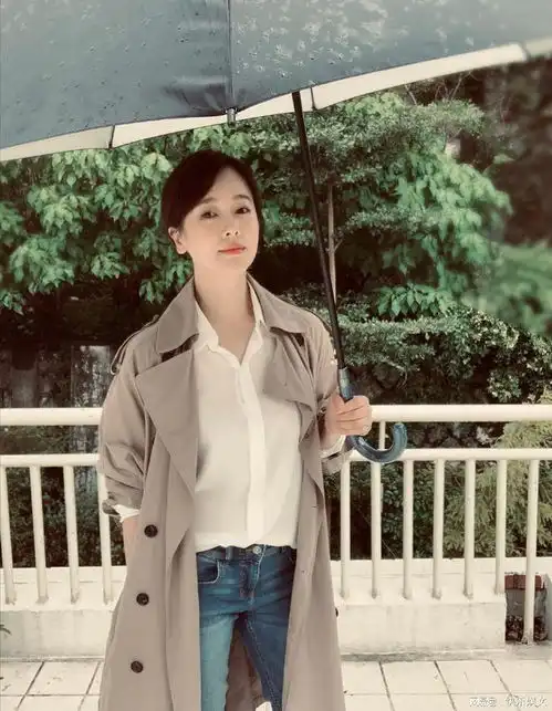 45岁左小青晒照为女儿庆生11岁女儿比母亲还美,化妆出镜显自然