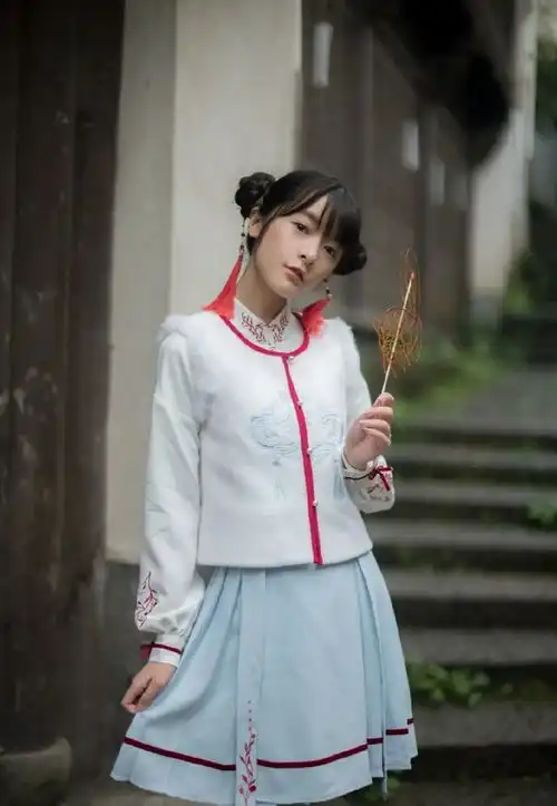 徐娇的日本学生妹造型毫无违和感,海军服配百褶裙,白袜子更前卫