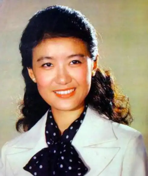 曾是中国第一女司仪,被誉为东方美人,巅峰期嫁大10岁富豪隐退