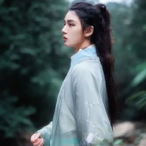 长发青衣古装美男子