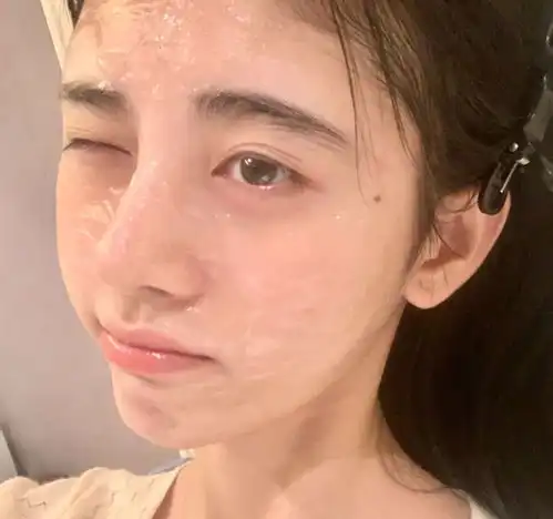 鞠婧祎为证没整容,故意晒强光下照片,鼻子透不透光很明显