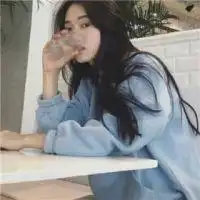 与寂寞相伴的女生微信头像余生选择一个人过