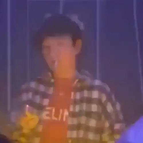 王思聪在酒吧游玩,被多个美女生扑,脸被吓得发青