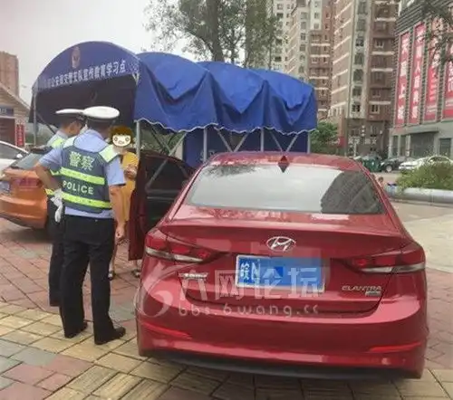 六安交警查处一无证驾驶女司机竟是怀孕5个月的准妈妈
