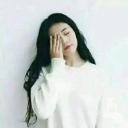 找这张图片的情侣头像,如果没有,别的女生上衣长头发遮住左眼也行,要遮住左眼的