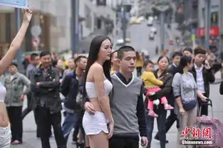 美女人体彩绘邀人拥抱行为艺术吁关爱银屑病群体