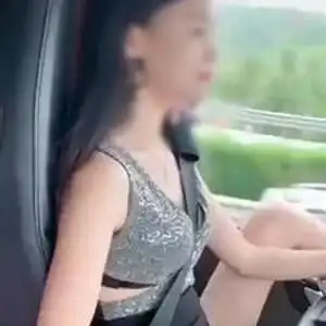 美女衣着暴露开大货车交警一查事情并不简单