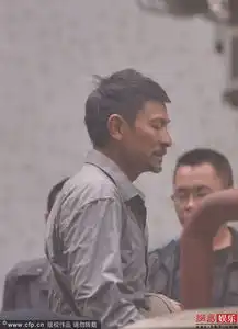 刘德华满脸胡渣现身民工打扮频挠头无星味
