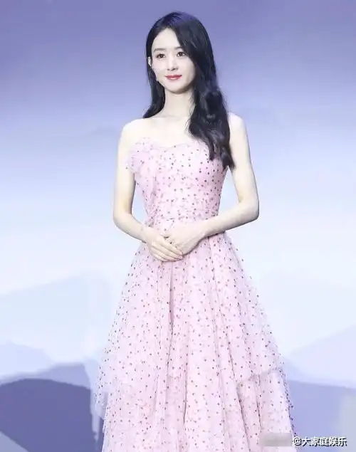 赵丽颖穿粉裙秀香肩留一头温婉黑发女人味十足
