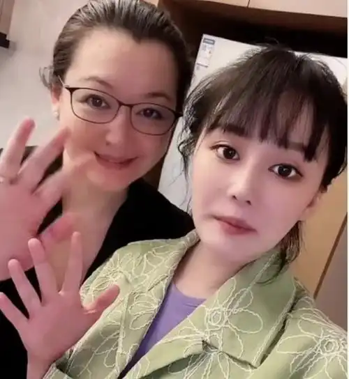 赵本山老婆也太好看了54岁风韵犹存,戴全套翡翠尽显富太范