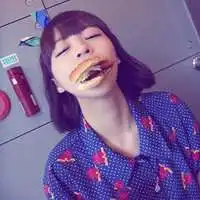短发侧脸图片女生等车微信头像图片大全