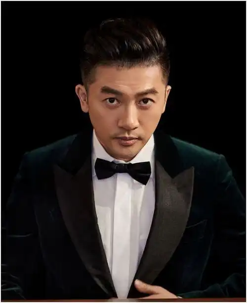 苏有朋晒瑜伽照,事实证明男人练起瑜伽来没女生什么事