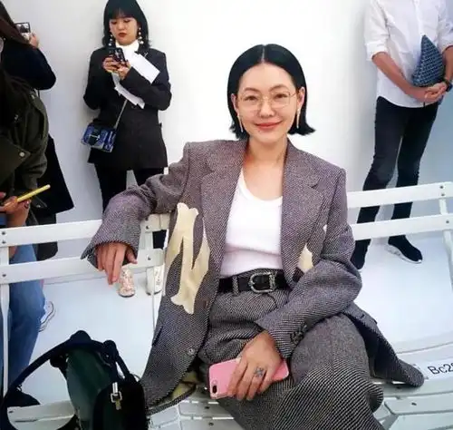 45岁大s想靠少女感重回娱乐圈家人支持,观众却未必买账