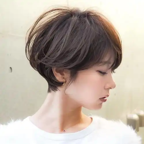 3858岁女性时尚新主张,层次短发,显年轻,就是要与众不同