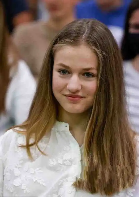 莱昂诺尔独自现身,白衬衫塞牛仔裤清纯甜美,16岁时成高挑美人了