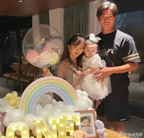 组图板野友美女儿近照曝光双眼皮大眼睛灵动可爱