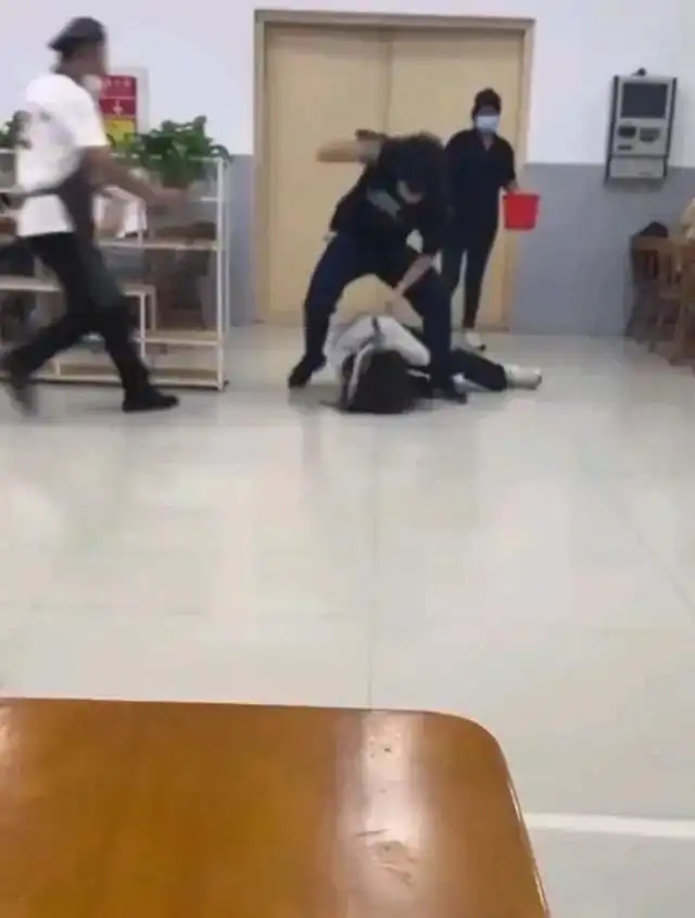 江苏师范大学食堂用纸巾占座,男同学猛打女生十几拳后续来了