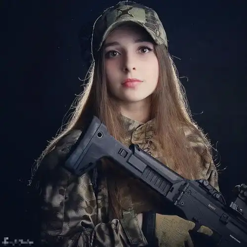 俄清纯美女撞脸baby怀抱火箭筒仙气逼人