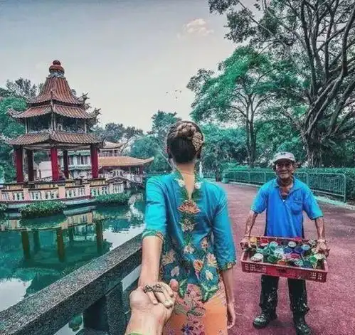 还记得几年前背影牵手照么,最近世界各地网友又出隔离版
