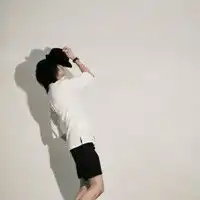 跪求男生站在墙边墙上投射出自己影子的头像