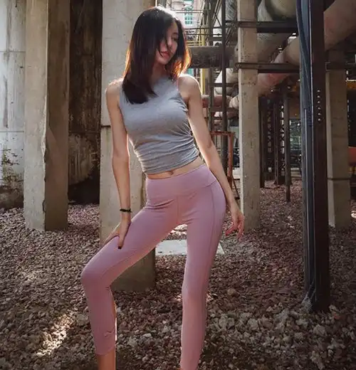 紧身打底裤美女,打造出女性的优雅气质,完美地修饰出好身材