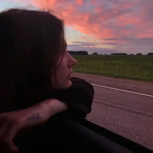 有什么一看就很悲伤的女生头像