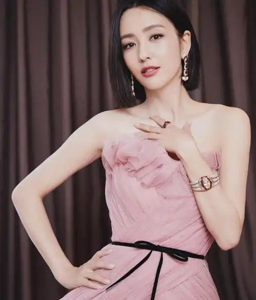 佟丽娅身着豆沙粉纱裙,少女感爆棚,精致优雅简直就是女神范儿