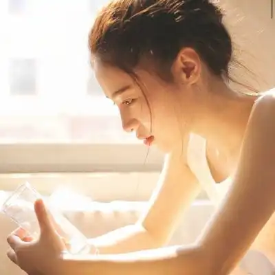 这个女孩很酷很美,她从不依靠谁.qq女生头像我要个性网