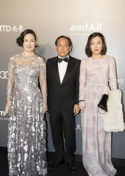 甘比的富态真难能可贵,和富家女何超琼同穿裙装,气质挺突出